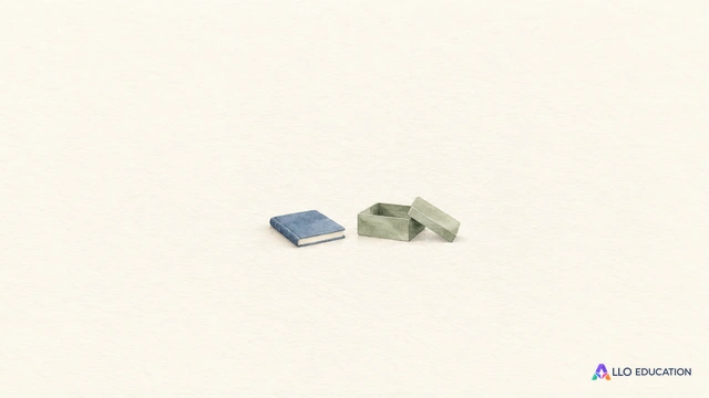 Un petit carnet bleu et une boîte sage ouverte, entiers et sans inscription, évoquent le corpus de phrases.