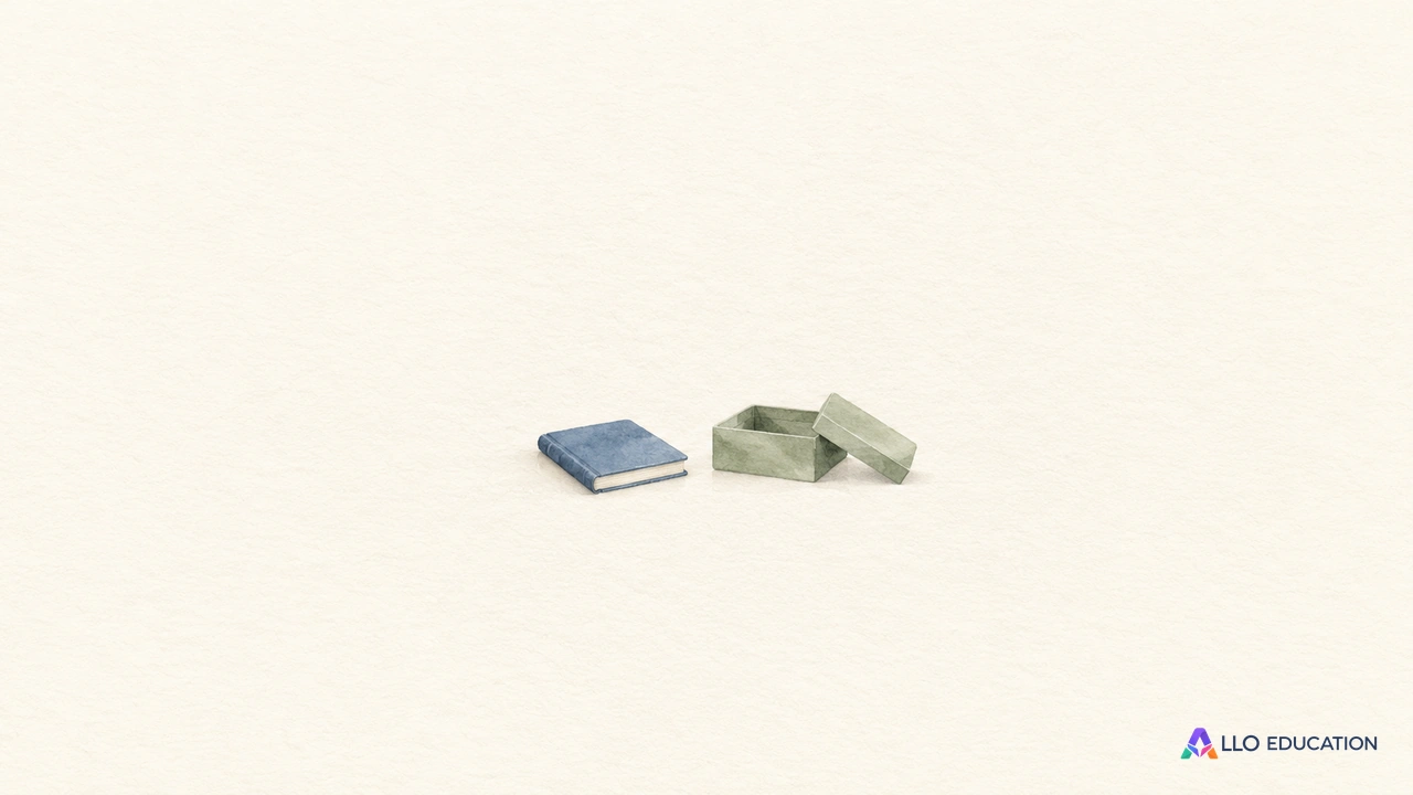 Un petit carnet bleu et une boîte sage ouverte, entiers et sans inscription, évoquent le corpus de phrases.