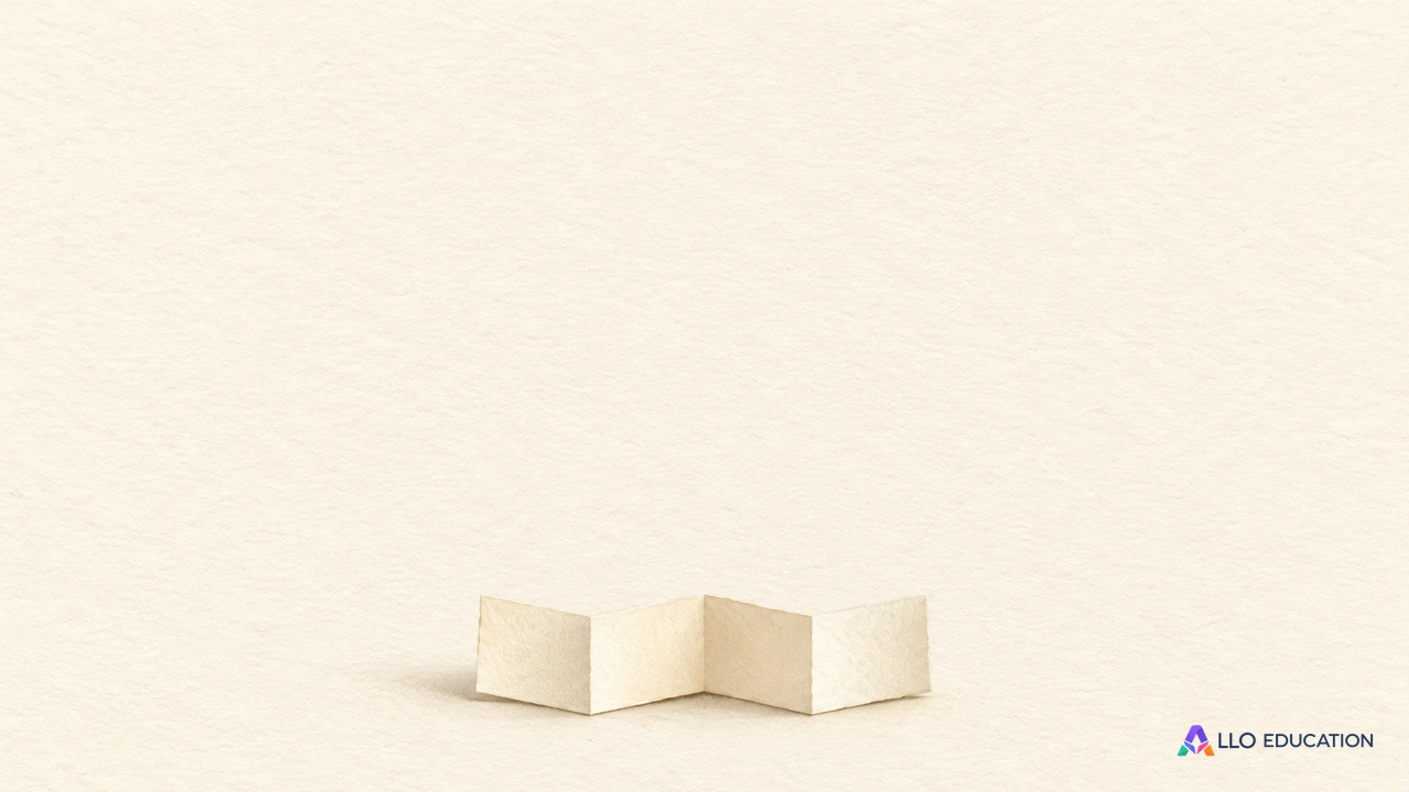 Une minuscule feuille de papier vierge pliée entière évoque le plan du corpus sur fond ivoire.